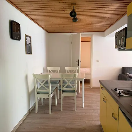 Gemuetlicher In Canow Mit Terrasse, Hof Und Seenaehe 펜션 *